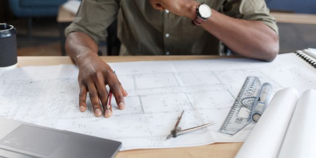 Tekenaar werkt aan bouwtekening