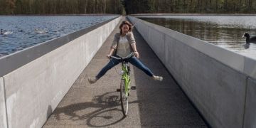 Fietsen door het water